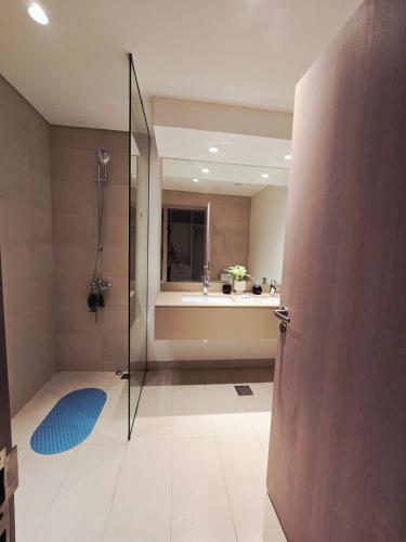 ein Badezimmer mit Dusche und Waschbecken in der Unterkunft ARK Luxury Rooms walking Distance to Ferrari world, Yas Island in Yas Island