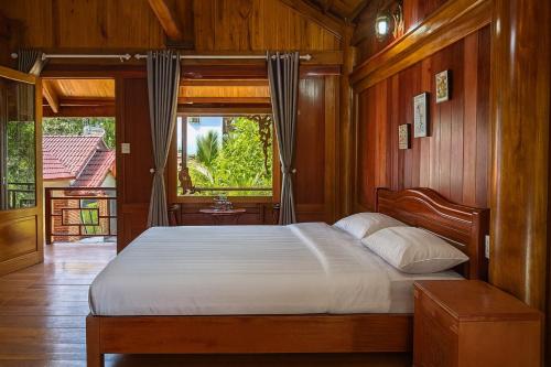 En eller flere senge i et værelse på Homely House Bảo Lộc