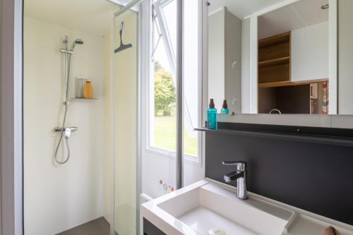 une salle de bain avec lavabo et douche dans l'établissement Camping Ty Nénez, à Pont-Scorff