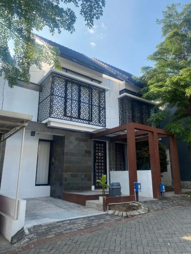 een huis met een hek ervoor bij Omah Sulaem Homestay in Blimbing