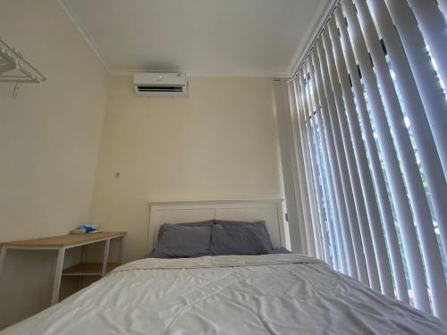 Een bed of bedden in een kamer bij Omah Sulaem Homestay