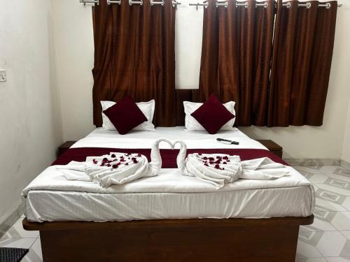 Giường trong phòng chung tại Hotel Royal Inn