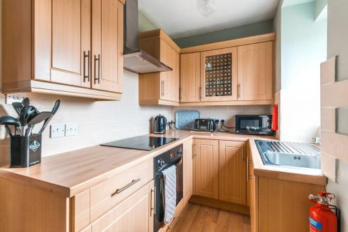 Køkken eller tekøkken på Haworth Stone Cottage with Log Burner and Valley Views