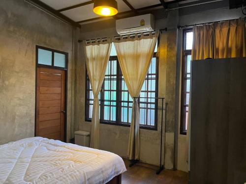 En eller flere senge i et værelse på Wongtawan House with comfortable relaxing time