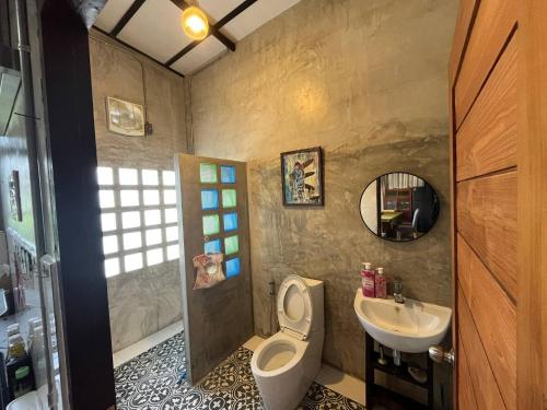 Et badeværelse på Wongtawan House with comfortable relaxing time