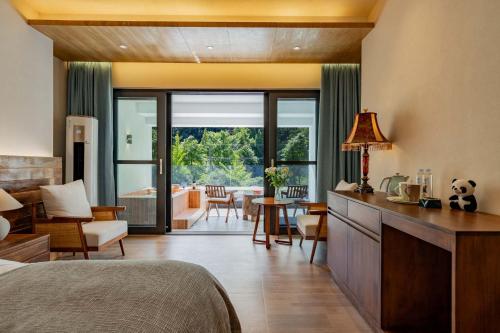 Khu vực ghế ngồi tại Jade Peak Hot Spring Villa