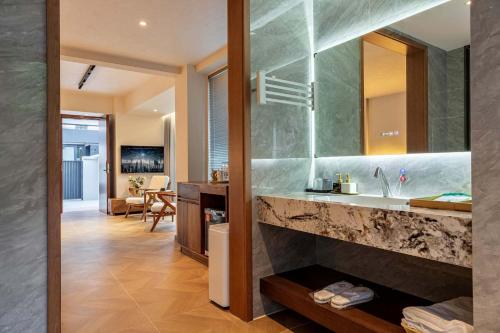 Phòng tắm tại Jade Peak Hot Spring Villa