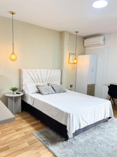 ein Schlafzimmer mit einem großen weißen Bett in einem Zimmer in der Unterkunft Apto estudio moderno cerca a centros comerciales in Yopal