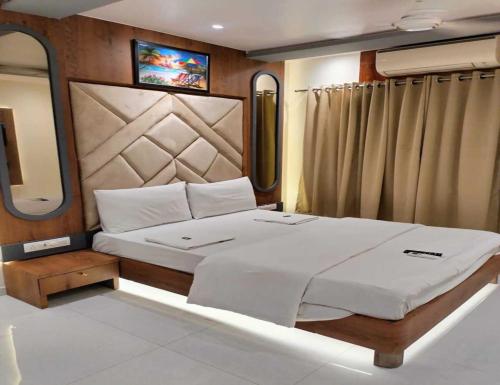 Un pat sau paturi într-o cameră la Hotel Anuha