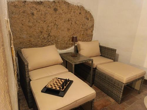 een kamer met twee stoelen en een schaakbord op een tafel bij The secret room in Pitigliano