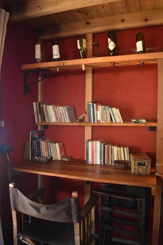 biblioteca con mesa de madera y estanterías de libros en Luna & Zoé, en Barra de Valizas