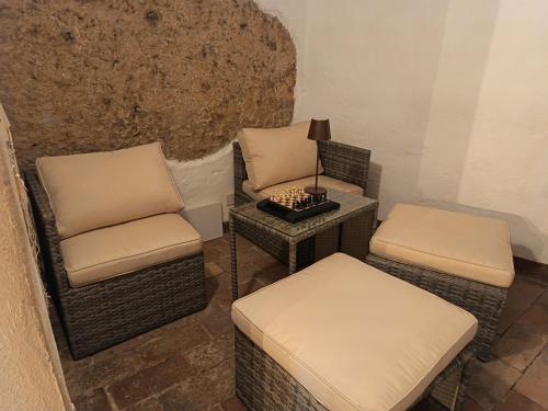 een kamer met 2 stoelen, een tafel en een lamp bij The secret room in Pitigliano