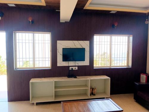 Un televizor și/sau centru de divertisment la Kavyam Villa