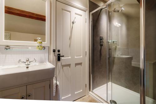 Et badeværelse på Gable End, Luxury Apartment, Central Ambleside