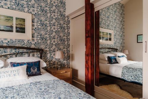 En eller flere senge i et værelse på Gable End, Luxury Apartment, Central Ambleside