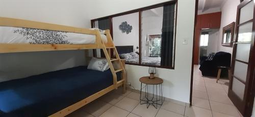 HAPPY HOUSE @ 16 في سانت لوسيا: غرفة بسريرين بطابقين ومرآة