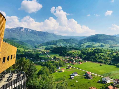 Una vista de un pequeño pueblo en un valle verde. en Tarcin Forest Resort & Spa Sarajevo - MGallery Collection, en Tarčin