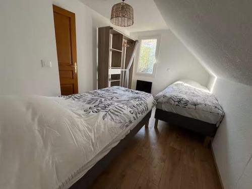a small bedroom with a bed and a window at Le refuge de la fée in Fellering