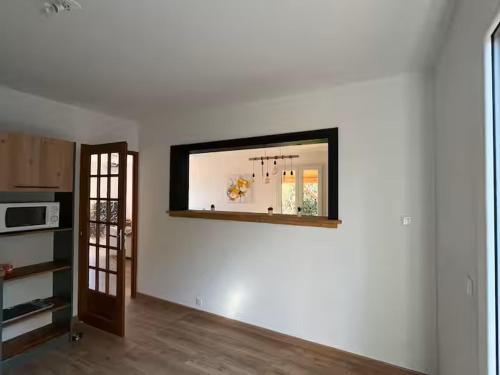 a living room with a mirror on the wall at Le refuge de la fée in Fellering