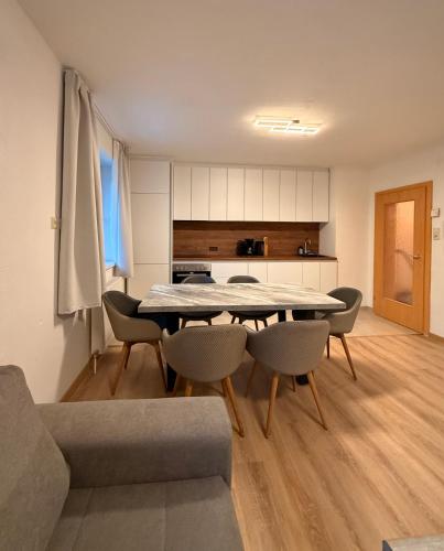 a living room with a table and chairs at Appartement Kodra in Sonnberg