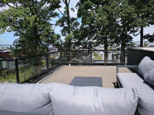 un divano bianco posto sopra un balcone di Velduil 62 a Hulshorst