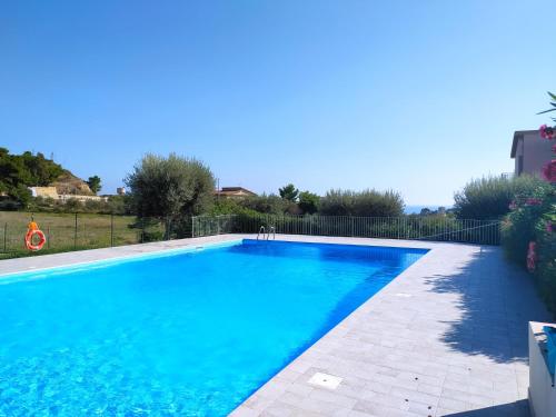 una gran piscina con agua azul en La Casa degli Artisti 2, en Realmonte