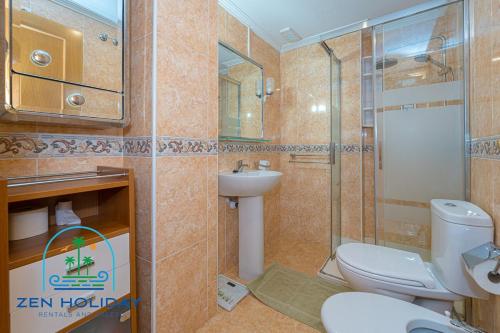 a bathroom with a toilet and a sink and a shower at 3 Bed 2 Bath Apartment Los Pinos in El Campello