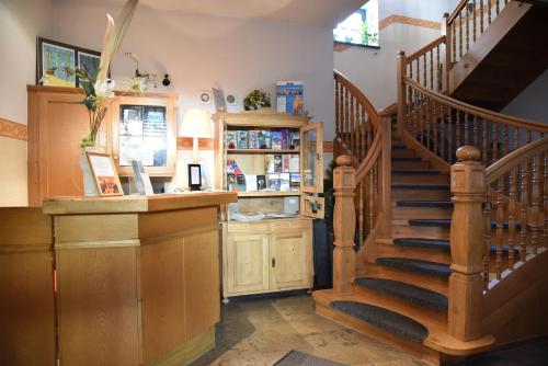 a staircase in a home with a stair case at Altstadthotel Garni Schlundhaus & Rautenkranz in Meiningen