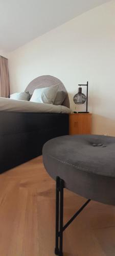 Somnium2 في بلانكنبرخ: غرفة نوم بها سرير وطاولة في المقدمة