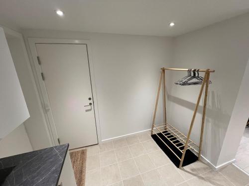 Habitación con pared blanca y puerta en Private apartment with panoramic ocean views, en Ilulissat