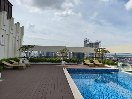 een zwembad op het dak van een gebouw bij Jian DaoBao in Phnom Penh