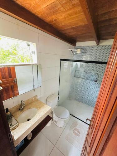 une salle de bains avec toilettes, lavabo et douche dans l'établissement Corumbau Chalé Casa, à Prado