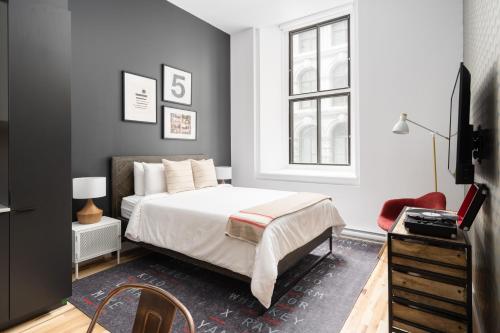 En eller flere senge i et værelse på The Alexander Hotel - Old Montreal
