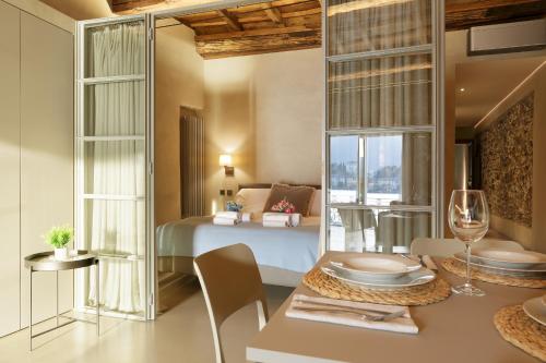 een slaapkamer met een bed en een tafel met een eetkamer bij Orta Paradise 6 in Orta San Giulio