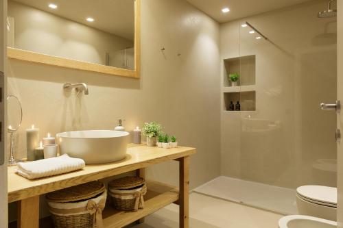 een badkamer met een wastafel, een toilet en een douche bij Orta Paradise 6 in Orta San Giulio