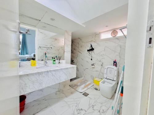 Ένα μπάνιο στο Fully Furnished Studio Near Exibition Center Abu Dhabi