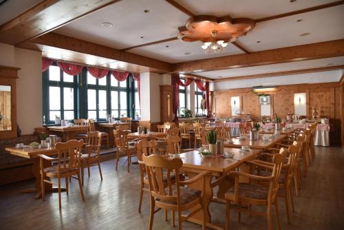 a dining room with wooden tables and chairs at Altstadthotel Garni Schlundhaus & Rautenkranz in Meiningen