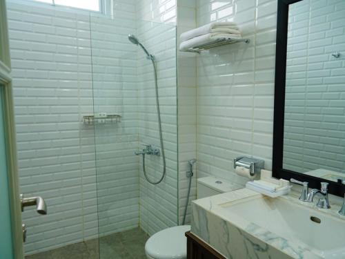 Et badeværelse på Saka Ombilin Heritage Hotel