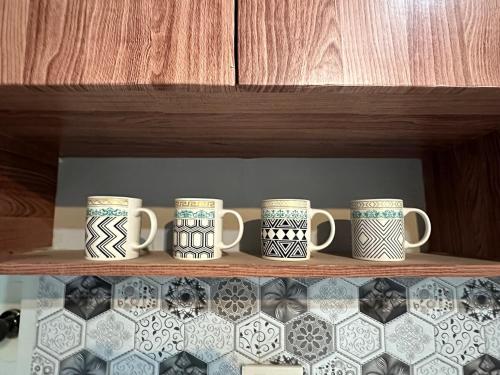 Kaffe- og tefaciliteter på K and R Apartment - Fully Furnished Tiny Home