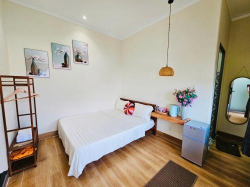 a bedroom with a bed and a ladder and a mirror at Khách Sạn Trung Loan in Ninh Hải