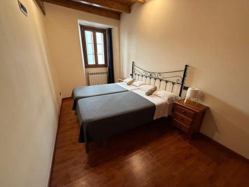 Un dormitorio con una cama y una cómoda y una ventana. en MIÑO 29 vut, en Lugo