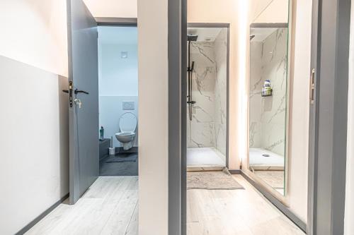 une salle de bain avec toilettes et miroir dans l'établissement Lovely Private Rooms in 5BR shared Apartment in the Heart of Ghent for Groups, à Gand