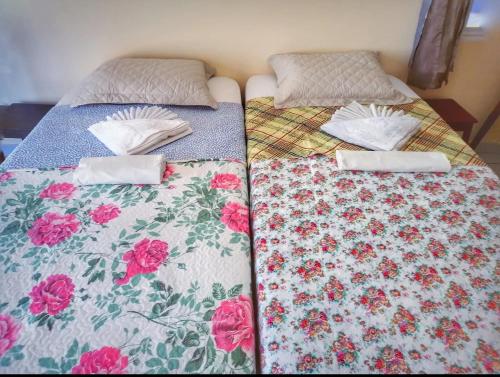 two beds sitting next to each other in a bedroom at Recanto Nova Vida in Ibiapina