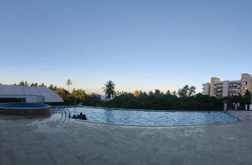 een groot zwembad met mensen eromheen bij Lan Ting massage hotel in Dar es Salaam