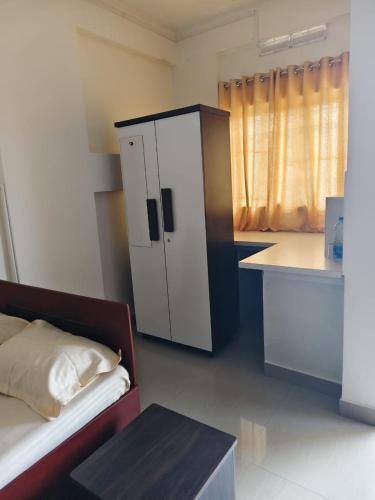 O bucătărie sau chicinetă la Darshanam Inn