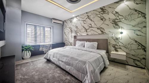 Una cama o camas en una habitación de Distinct Apartment