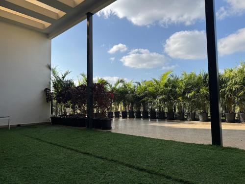 een uitzicht op een binnenplaats met palmbomen en water bij Eden Green Nest in Bangalore