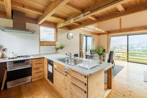 Η κουζίνα ή μικρή κουζίνα στο 北アルプス一望の家