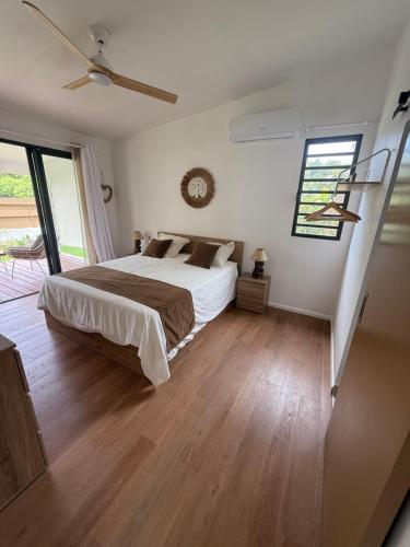 Postel nebo postele na pokoji v ubytování Moorea Tiki Lodge