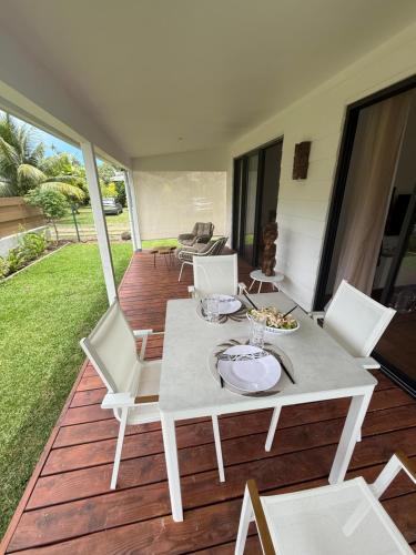 Posezení v ubytování Moorea Tiki Lodge